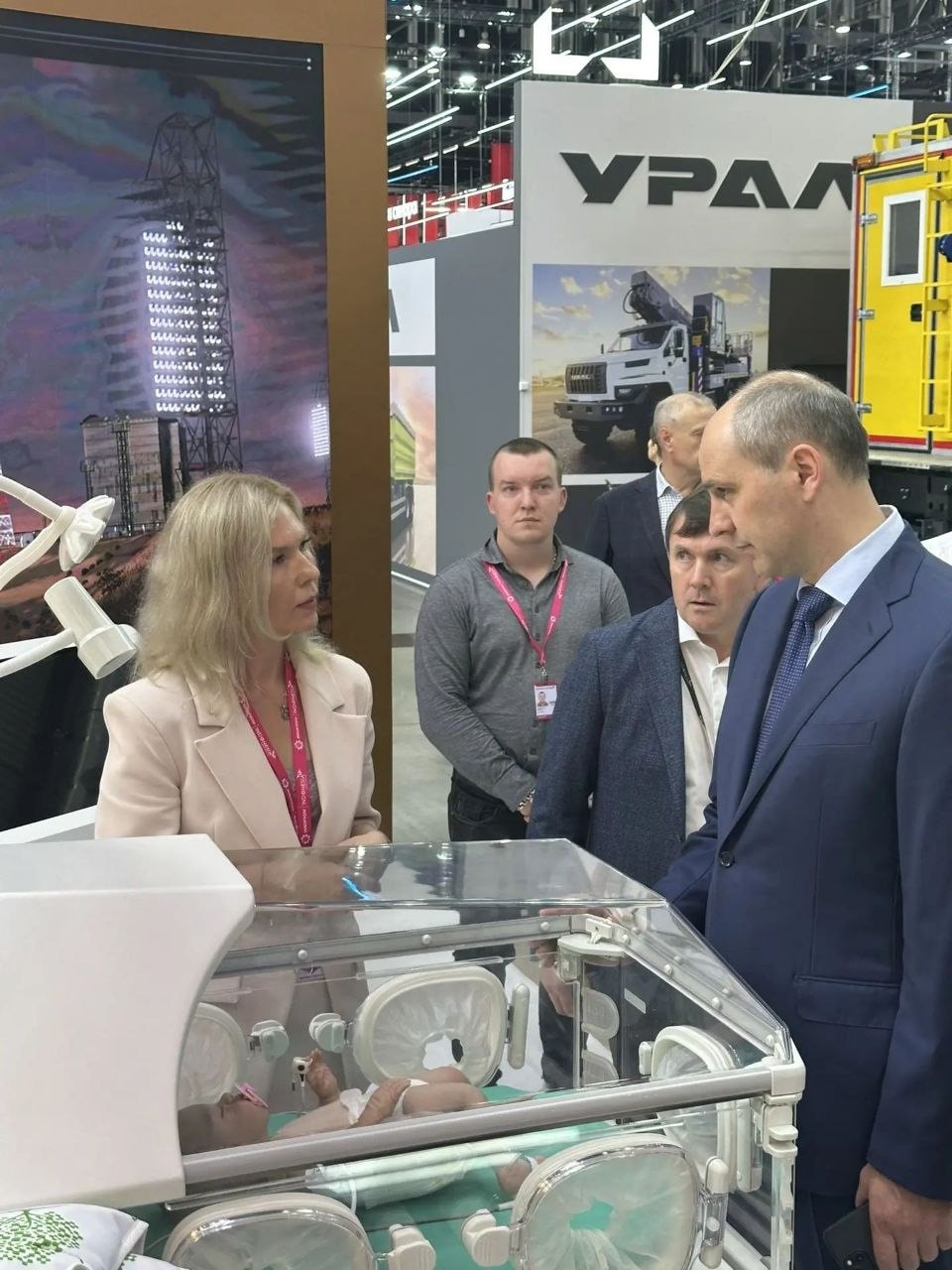 Представитель VEDAL рассказывает об инкубаторе гостям стенда