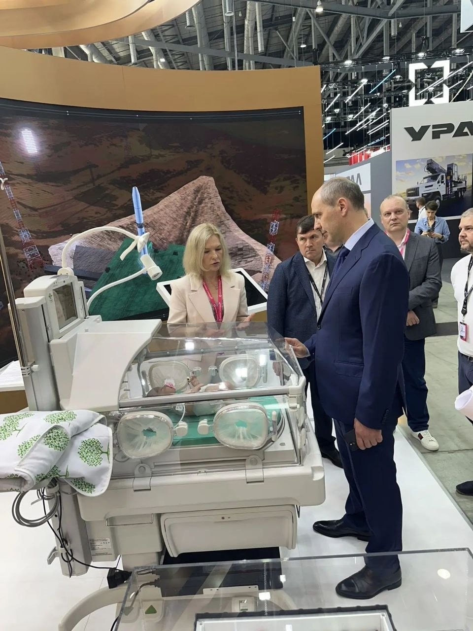 Гости стенда у инкубатора VEDAL